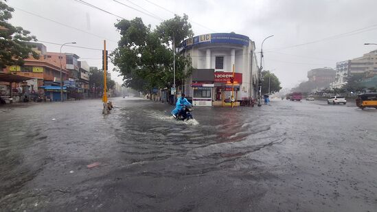 சென்னை அண்ணாசாலையை ஆக்கிரமித்த மழை நீர்
