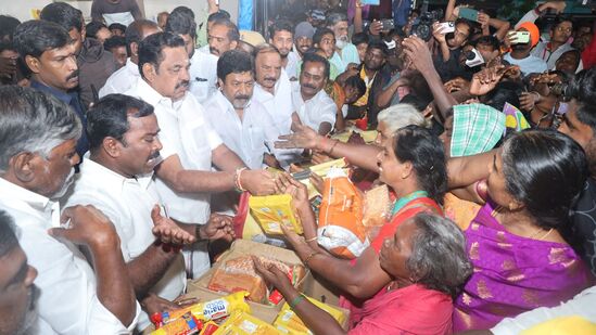 பாதிக்கப்பட்ட மக்களுக்கு நலத்திட்ட உதவிகள் வழங்கிய போது