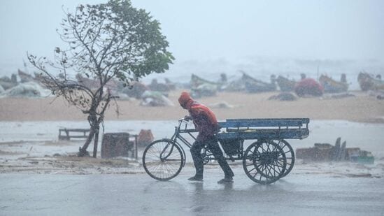 பலத்த காற்றில் மெரினா கடற்கரையில் சிரமப்பட்ட லோடு ரிக்‌ஷாக்காரர்