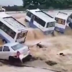 ஆர்பரித்து ஓடிய வெள்ள நீர்..அடித்து இழுத்து செல்லப்பட்ட வாகனங்கள்! ஃபெஞ்சல் புயலால் கடுமையான பாதிப்பு