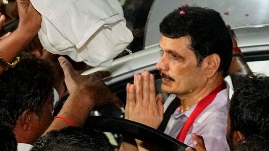 மனுதாரரின் முறையீட்டை ஏற்றுக் கொண்ட உச்சநீதிமன்ற நீதிபதிகள், ‘ஜாமின் கிடைத்த மறுநாளே.. செந்தில் பாலாஜி அமைச்சராக பொறுப்பேற்றது &nbsp;ஏன்?’ என்று கேள்வி எழுப்பினர்