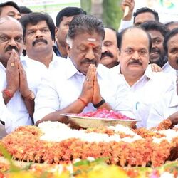 <p>இரட்டை இலை வழக்கில் முன்னாள் முதல்வர் ஓபிஎஸ் கருத்தை கேட்க, உயர்நீதிமன்றம் உத்தரவு</p>