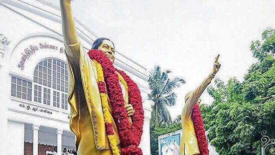 தங்கள் தரப்பை கேட்ட பின்னரே தேர்தல் ஆணையம் முடிவெடுக்க வேண்டும் என உத்தரவிட வேண்டும் என்று ஓபிஎஸ் தரப்பில் உயர்நீதிமன்றத்தில் கோரிக்கை வைக்கப்பட்டது