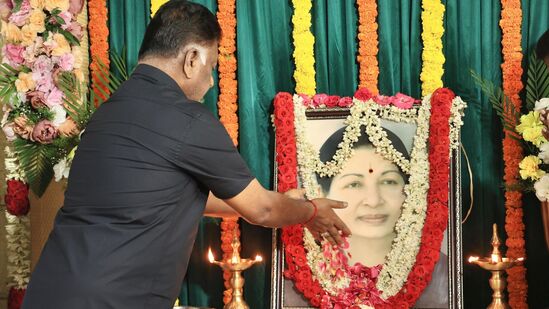 அதிமுகவுக்கு இரட்டை இலை சின்னம் ஒதுக்க எதிர்ப்பு தெரிவித்து, சூர்யமூர்த்தி என்பவர் தொடர்ந்த வழக்கில், அதிமுக பதிலளித்துள்ளதாக தேர்தல் ஆணையம் சார்பில் நீதிமன்றத்தில் தெரிவிக்கப்பட்டது.&nbsp;