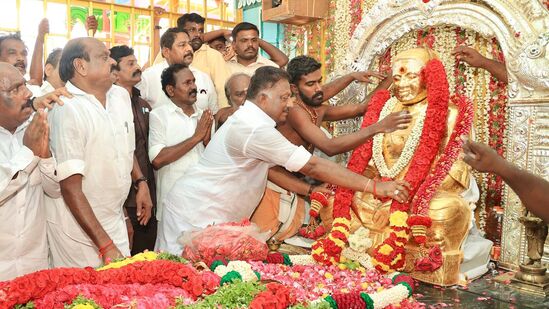 இரட்டை இலை சின்னத்தை ஒதுக்கக் கூடாது என்று அளித்த விண்ணப்பம் மீது, 4 வாரத்தில் முடிவு எடுக்கவும் தேர்தல் ஆணையத்திற்கு சென்னை உயர்நீதிமன்றம் உத்தரவு பிறப்பித்துள்ளது.