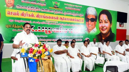 இதைத் தொடர்ந்து, இரட்டை இலையை ஒதுக்க எதிர்ப்பு தெரிவிக்கும் மனு மீது, ஓபிஎஸ் கருத்தையும் கேட்க வேண்டும் என சென்னை உயர்நீதிமன்றம் உத்தரவு.