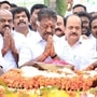 இரட்டை இலை வழக்கில் முன்னாள் முதல்வர் ஓபிஎஸ் கருத்தை கேட்க, உயர்நீதிமன்றம் உத்தரவு <p>இரட்டை இலை வழக்கில் முன்னாள் முதல்வர் ஓபிஎஸ் கருத்தை கேட்க, உயர்நீதிமன்றம் உத்தரவு</p>