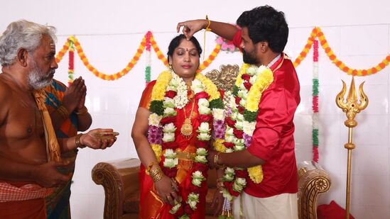 எல்லாரும் எப்படி செயல்படுகிறீர்கள் என்றால், மற்றவர்கள் எப்படி முடிவு செய்கிறார்களோ, அப்படி தான் நீங்கள் செயல்படுகிறீர்கள். நீங்கள் கஷ்டமா இருக்க வேண்டுமா? சந்தேசமா இருக்க வேண்டுமா? அழுக வேண்டுமா? நிம்மதியா இருக்க வேண்டுமா? என்பதை அடுத்தவர்கள் தான் முடிவு செய்கிறார்கள். நீங்கள் எப்படி வாழ்க்கையை வாழ வேண்டும் என்பதை, அடுத்தவர்கள் தான் முடிவு செய்கிறார்கள்.