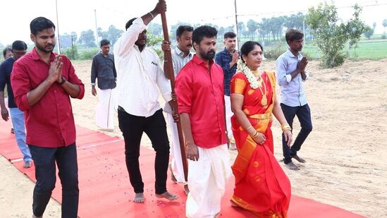 ஆனால், அந்த திமிரில் சக்தி இல்லை. சாதாரண மனிதன் திமிரில் ஆடும் போது, சக்தி உங்களை இயக்கும் போது, அதனால் கிடைக்கும் திமிர் தவறில்லை. சக்திக்கு கட்டுப்பட்டு, அதற்கு உண்மையா, நன்றி உணர்வோடு இருந்தால் போதும். உங்களை படைத்த சக்தியோடு இரண்டற கலந்து, அது கொடுத்த வாழ்க்கையை கொண்டாட்டமா வாழுங்கள்.&nbsp;