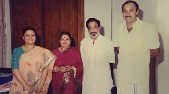ஆகையால் எதுவும் நம் கையில் இல்லை. ஆகையால் டேக் இட் ஈசி என்ற பாலிசியில் நாம் நம்முடைய வாழ்க்கையை எடுத்துக் கொண்டு சென்று கொண்டே இருக்க வேண்டியதுதான்.&nbsp;&nbsp;