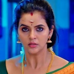 <p>நீண்ட காலமாக முதல் இடத்தில் இருந்து வந்த சன் டிவி சீரியலான கயல் சீரியலை பின்னுக்கு தள்ளி மற்றொரு சன் டிவி சீரியல் முதல் இடத்துக்கு முன்னேறியுள்ளது</p>