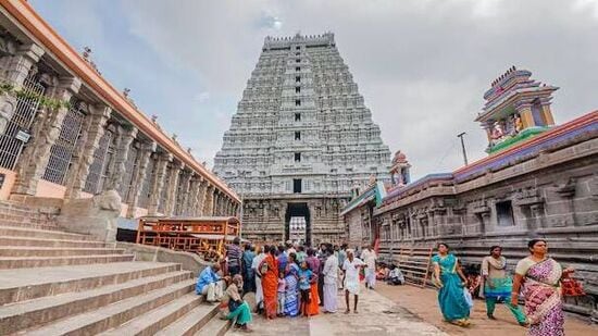 மூர்த்தி, தலம், தீர்த்தம் என மூவகை சிறப்புகள் கொண்ட தலம் இது. பிரம்மன், திருமாலின் ஆணவம் அழிந்த தலம். அர்த்தநாரீஸ்வரர் கோலம் கொண்ட தலம். கார்த்திகை தீபத்தின் மூலத் தலம். ஆதாரத் தலங்களுள் இது மணிப்பூரகத் தலம். இத்தல மலையுச்சியில் ஏற்றப்படும் மகா தீபத்தால், இது உலகப் புகழ்பெற்ற தலம்.