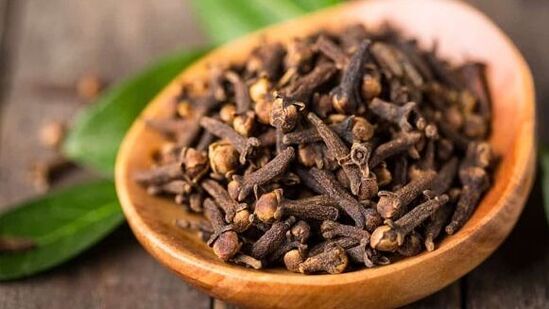 சிறந்த செரிமானம் மற்றும் ஊட்டச்சத்துக்களை உறிஞ்சுவதை ஊக்குவிக்கும் நச்சுத்தன்மையை ஏற்படுத்தும் பண்புகளைக் கொண்டுள்ளது. எனவே இது உங்கள் ஆரோக்கியத்திற்கு நன்மை பயக்கும். உணவில் நச்சுக்களை ஏற்படுத்தும் பாக்டீரியாக்களைக் கொல்லும் திறனும் கிராம்புகளுக்கு உண்டு என்று நிபுணர்கள் கூறுகின்றனர்.&nbsp;