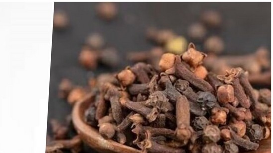 கிராம்பு வயிற்று பிரச்சனைகளில் இருந்து விடுபட சிறந்த வீட்டு வைத்தியம். நேச்சர் இதழில் வெளியிடப்பட்ட ஆய்வில், கிராம்பு செரிமானத்தை மேம்படுத்துகிறது மற்றும் குடல் ஆரோக்கியத்தை மேம்படுத்துகிறது.&nbsp;