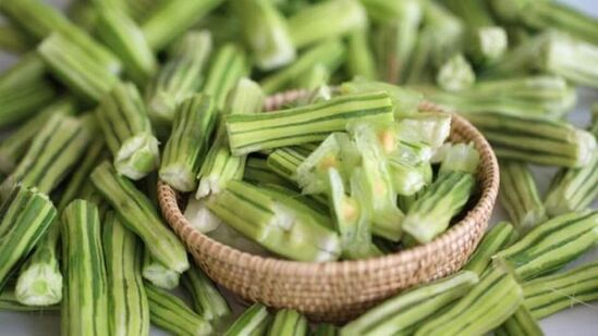 சருமத்தின் பளபளப்பை அதிகரிக்க முருங்கை மிகவும் பயனுள்ளதாக இருக்கும். முருங்கையில் நீர்ச்சத்து அதிகம் உள்ளது. மேலும், இதை சாப்பிட்டால் வைட்டமின்கள் மற்றும் தாதுக்கள் நிறைந்துள்ளன. சருமத்தின் பளபளப்பை அதிகரிக்கிறது. இது சருமத்தை பளபளப்பாக்கும்.