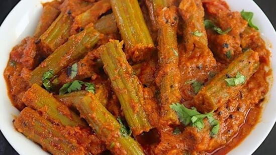 முருங்கைக்காய் சாப்பிடுவதால் உடலில் இரத்த ஓட்டம் மேம்படும். இது இருதய அமைப்பின் மீதான அழுத்தத்தைக் குறைக்கிறது மற்றும் இரத்த அழுத்தத்தைக் கட்டுக்குள் வைத்திருக்கிறது. உடலுக்கு இயற்கையான ஆற்றலை அளிக்கிறது. இது நம் உடலுக்கு அத்தியாவசிய வைட்டமின்கள், தாதுக்கள் மற்றும் பைட்டோநியூட்ரியண்ட்களை வழங்குகிறது.