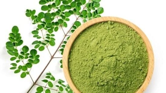 முருங்கையில் கால்சியம் மற்றும் மெக்னீசியம் போன்ற கனிமங்கள் நிறைந்துள்ளன. இதன் நுகர்வு ஆரோக்கியமான மூட்டுகள் மற்றும் ஆரோக்கியமான எலும்புகளைக் கொண்டிருக்கும். இதை தொடர்ந்து உட்கொள்வது உங்கள் எலும்புகளை வலுவாக வைத்திருக்கும். அவற்றில் உள்ள வைட்டமின் ஏ கண் ஆரோக்கியத்தை பராமரிக்கிறது மற்றும் தெளிவான பார்வையை அதிகரிக்கிறது.