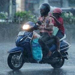 <p>14-12-2024: தென்தமிழகத்தில் ஒருசில இடங்களிலும், வடதமிழகத்தில் ஓரிரு இடங்களிலும், புதுவை மற்றும் காரைக்கால் பகுதிகளிலும், இடி, மின்னலுடன் கூடிய, லேசானது முதல் மிதமான மழை பெய்யக்கூடும்.&nbsp;</p>