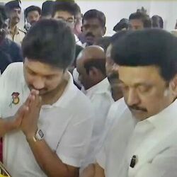 காங்கிரஸ் மூத்த தலைவர் ஈ.வி.கே.எஸ். இளங்கோவன் உடலுக்கு முதலமைச்சர் ஸ்டாலின் அஞ்சலி