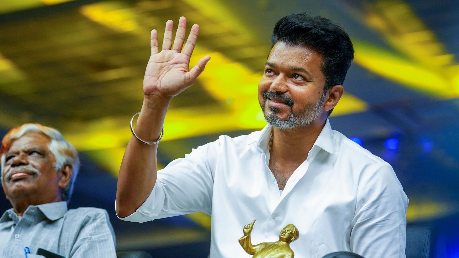 ’ஈரோடு இடைத்தேர்தலா? ஊரக உள்ளாட்சித் தேர்தலா?’ எதை விடுவது; எதை தொடுவது! கன்பியூஷனில் விஜய்!