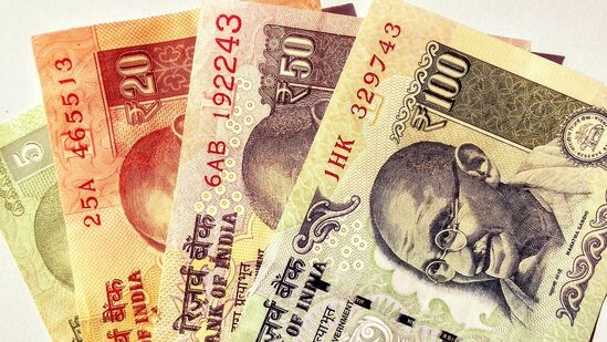 Indian Rupee Falls: அமெரிக்க டாலருக்கு நிகரான இந்திய ரூபாயின் மதிப்பு 12 காசுகள் சரிவு