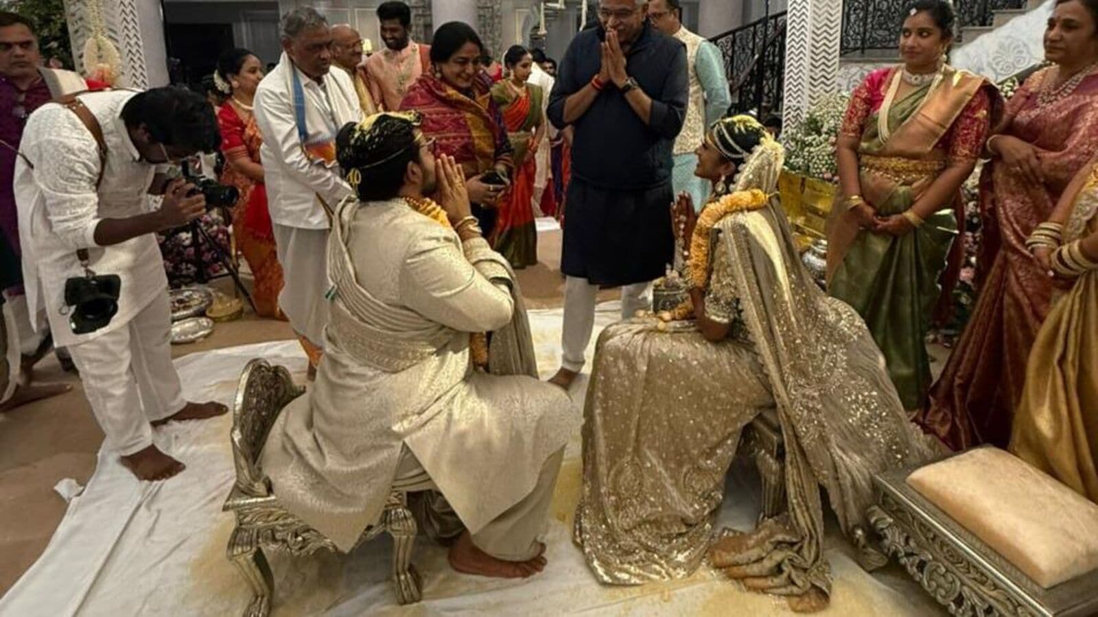 உதய்பூரில் நெருங்கிய உறவினர்கள் மட்டும் பங்கேற்க சிறப்பாக நடந்த பி.வி.சிந்து திருமணம்! -போட்டோஸ் இதோ