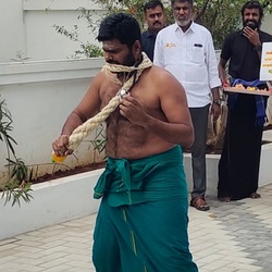 <p>பச்சை நிற வேட்டி அணிந்து, சட்டை அணியாத உடலுடன் தோன்றிய அண்ணாமலை, சில தொண்டர்கள் பதாகை ஏந்தி எதிர்ப்பு தெரிவித்துக் கொண்டிருக்க, சாட்டையால் தன்னைத் தானே 6 முறை அடித்துக் கொண்டார்.</p>