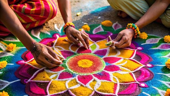 புத்தாண்டில் உங்கள் குடும்பத்திற்கு மகிழ்ச்சியையும் செழிப்பையும் கொண்டு வர வேண்டும் என்ற விருப்பத்துடன் வீட்டை அலங்கரிக்கவும். வீட்டை சுத்தமாக கழுவி, பிரதான கதவுக்கு&nbsp;&nbsp;மாலை அணிவித்து, வீட்டின்முன் கோலமிட்டு, மாலையில் விளக்கேற்ற வேண்டும்.