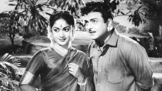 ஒரு கட்டத்தில் ஜெமினி கணேசன் சாவித்ரி வீட்டிற்கு செல்வதையே நிறுத்திவிட்டார். இதனால் மிகவும் மனமடைந்து போன சாவித்திரி, அண்ணனுக்கு போன் செய்து, தயவு செய்து அவர் அங்கு வந்தால், அவருக்கு அசைவு உணவுகள், மது உள்ளிட்டவற்றை கொடுக்காதீர்கள். நான் இங்கு குழந்தையோடு தவித்துக் கொண்டிருக்கிறேன்;&nbsp;