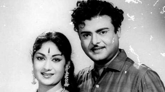 படம் ஏற்படுத்திய படலம்இதற்கிடையே, ஜெமினி கணேசனிடம், ஆங்கில படம் ஒன்றைச் சொல்லி, அந்தப் படத்தின் ஐடியா நன்றாக இருக்கிறது. அதை நாம் செய்யலாமா என்று கேட்டார் அண்ணன். மேலும், அந்த படம் ஒரு குறிப்பிட்ட திரையரங்கில் ஓடுகிறது; நாளை இரவு சென்று பார்க்கலாம் என்று கேட்க, ஜெமினி கணேசனோ எனக்கு நாளை ஷூட்டிங் இருக்கிறது என்றார்.&nbsp;