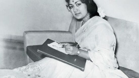 ஒரு கட்டத்தில் இருவரும் இணைந்து விட்டார்கள். அவர்களுக்குள் காதல் மலந்து விட்டது.காலம் ஓட, எம்ஜிஆரை வைத்து சந்திரபாபு ஒரு படம் எடுக்க இருந்தார். அந்தப் படத்தில் எம்ஜிஆர் கதாநாயகனாக நடிக்க, சாவித்திரி கதாநாயகியாக நடிப்பதாக கமிட் செய்யப்பட்டு அறிவிக்கப்பட்டு விட்டது. எம்ஜிஆருக்கு 4 லட்சம் சம்பளம் பேசப்பட்டு, முன்பணமாக 25 ஆயிரம் கொடுக்க வேண்டிய இக்கட்டான நிலை. சந்திரபாபுவிடம் கையில் ரொக்கமாக காசு இல்லை. இதையடுத்து இந்த விஷயத்தை சாவித்திரியிடம் சொல்ல, சாவித்திரி தன்னுடைய பணத்தை அவருக்கு கொடுத்தார்&nbsp;