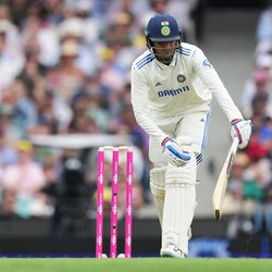 <p>உணவு இடைவேளைக்கு முன்பு, ஷுப்மன் கில் முதல் செஷனின் கடைசி பந்தில் தனது விக்கெட்டை இழந்தார். கில் 24.6 ஓவர்களில் நாதன் லயன் பந்துவீச்சில் ஆட்டமிழந்தார். பெரிய ஷாட் ஆட முயற்சிக்காமல் ஸ்லிப்பில் ஸ்டீவ் ஸ்மித்திடம் கேட்ச் கொடுத்து ஷுப்மன் கேட்ச் அவுட் ஆனார். கில் 64 பந்துகளில் 20 ரன்கள் எடுத்தார். அவர் 2 பவுண்டரிகளை விளாசினார். முதல் நாள் உணவு இடைவேளையின் போது இந்திய அணி 57 ரன்களுக்கு 3 விக்கெட்டுகளை இழந்தது. விராட் கோலி 48 பந்துகளில் 12 ரன்களுடன் ஆட்டமிழக்காமல் இருந்தார். ஆஸ்திரேலிய தரப்பில் ஸ்டார்க், போலண்ட், லயன் தலா 1 விக்கெட் வீழ்த்தினர்.</p>