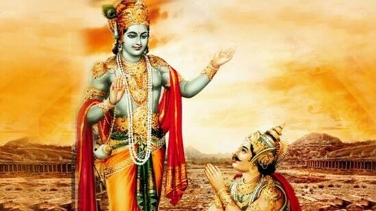 பகவத் கீதை இந்துக்களின் புனித நூல். இது தர்மம், கர்மம், யோகம், ஞானம் போன்றவற்றைப் பற்றியது. இது பகவான் கிருஷ்ணருக்கும் அர்ஜுனனுக்கும் இடையிலான உரையாடலை அடிப்படையாகக் கொண்டது. மொத்தம் 18 அத்தியாயங்களைக் கொண்ட பகவத் கீதை, ஒரு மனிதன் எப்படி இருக்க வேண்டும், தனது வாழ்நாளில் என்ன செய்ய வேண்டும் என்பதைப் பற்றி பேசுகிறது. குருச்சேத்திரப் போர்க்களத்தில் தனது குடும்ப உறுப்பினர்கள், குருக்கள் மற்றும் நண்பர்கள் போருக்குத் தயாராக இருப்பதைக் கண்டு அர்ஜுனன் வருத்தப்படுகிறான். போரின் கொடூரங்களை நினைத்து அடுத்து என்ன நடக்குமோ என்று கவலை கொள்கிறான். பகவான் கிருஷ்ணர் அவனுக்கு வாழ்க்கை, கடமை மற்றும் மதத்தின் பல்வேறு அம்சங்களை உணர்த்துகிறார். வாழ்க்கையின் ஒரு கட்டத்தில் பயம் மற்றும் மனச்சோர்வு இருக்கும்போது மற்றும் முன்னோக்கி செல்ல வழி இல்லாதபோது பகவத் கீதையின் செய்திகள் கைக்கு வருகின்றன.&nbsp;
