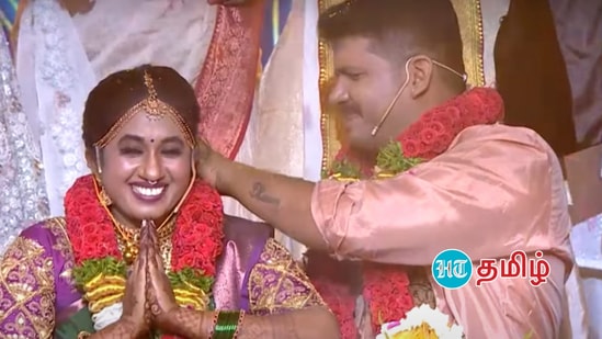 பிக்பாஸ் புகழ் தாமரைச்செல்வி என்கிற தாமரைக்கு அடையாளம் தேவையில்லை. தற்போது சின்னமருமகள் என்னும் விஜய் டிவி சீரியலில் நடித்து வருகிறார். சமீபத்தில் கார் வாங்கியிருக்கும் அவரிடமும் அவரது கணவர் பார்த்தசாரதியிடமும் கலாட்டா சேனல் பேட்டிகண்டது.இதுதொடர்பாக முதலில் பேசிய பார்த்தசாரதி, ’’முதல்முறை ஒரு திருவிழாவில் தான் தாமரையைப் பார்த்தேன். புடவை ரொம்ப அழகா இருக்குன்னு சொல்லிட்டு நடந்து போய்க்கிட்டு இருந்தேன்.அவங்க பிரச்னையில் இருந்தாங்க. அப்போது அவங்களை மீட்டு அவங்க வீட்டில் விட்டாச்சு. அதன்பின் தான் தாமரைமேல் காதல் உருவானது. ஒரு வருஷம் வரை, அவங்க ஒத்துக்கல. முதலில் அவங்க கிட்ட நேரடியாக, அதைச் சொல்லல. யாராவது ஆதரவற்ற பெண்கள் இருக்காங்களான்னு பேசி, கொஞ்சம் கொஞ்சமாக அவங்க வீட்டில் குளோஸ் ஆகி அதன்பின் தான் திருமணம் செஞ்சுகிட்டோம்’’ எனச் சொல்லி முடித்தார், தாமரைச்செல்வியின் கணவர் பார்த்தசாரதி