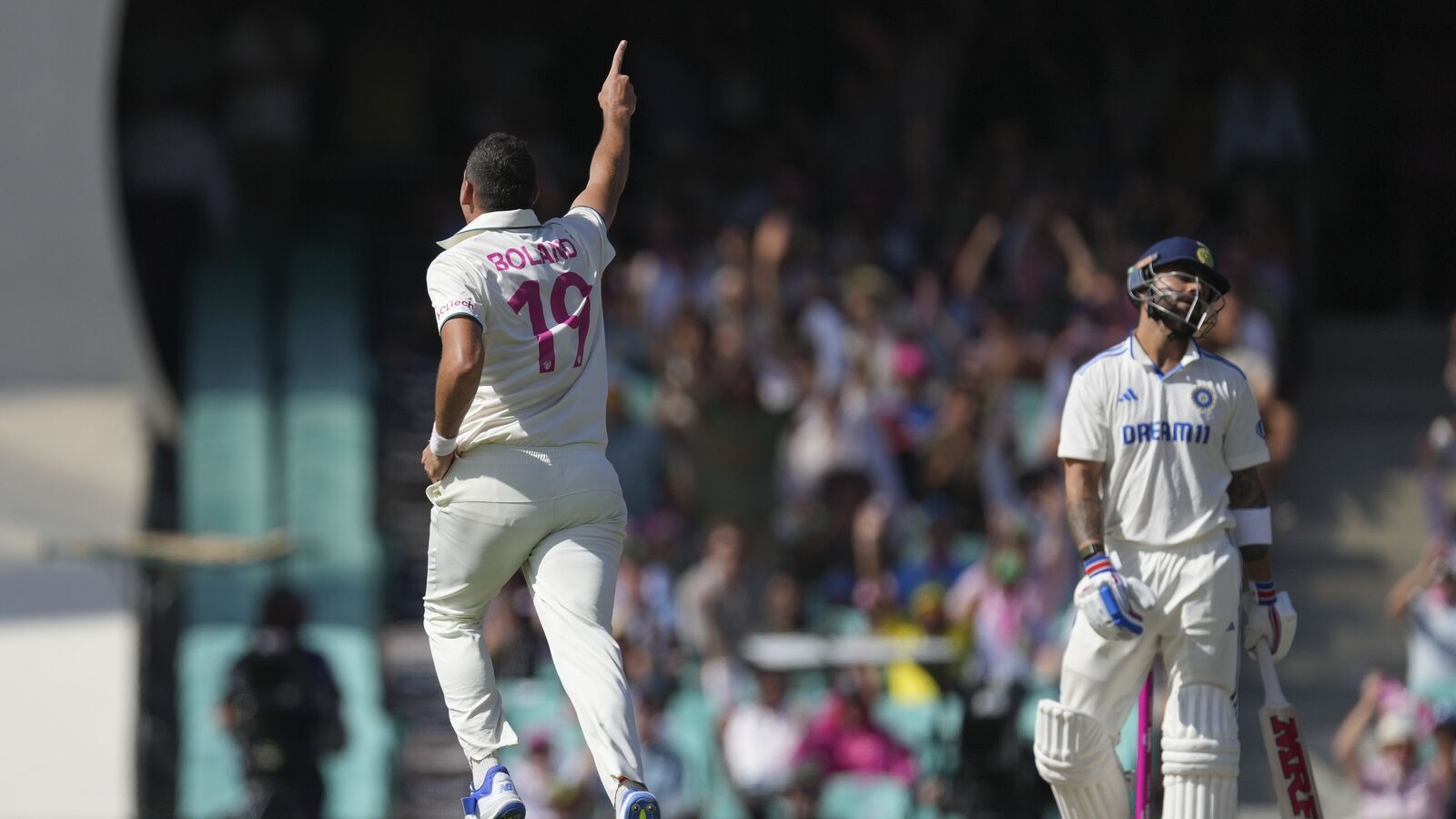 ‘வந்தான்.. சென்றான்.. ரிபீட்டு..’ 23வது முறையாக அதே முறையில் அவுட்.. தொடரும் விராட் சோகம்!