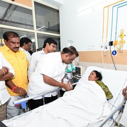 <p>ரூயா மருத்துவமனையில் சிகிச்சை பெற்று வருபவர்களை அமைச்சர்கள் நிம்மாலா, அனகானி, அனிதா, சாரதி ஆகியோர் சந்தித்தனர்.&nbsp;</p>
