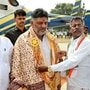 கர்நாடக துணை முதல்வர் டி.கே.சிவக்குமார் இன்று (ஜனவரி 9) தமிழகத்தின் கும்பகோணம் அருகே உள்ள அய்யாவாடி பிரத்யங்கரா தேவியை தரிசனம் செய்தார். டி.கே.சிவக்குமார், துணை முதல்வர் மற்றும் கர்நாடக மாநில காங்கிரஸ் கட்சியின் (கே.பி.சி.சி.,) தலைவர் பொறுப்பை கையாளும் அரசியல் ஆர்வலர் என்பதால், இந்த கோவிலுக்கு அவரது வருகை முக்கியத்துவம் பெற்றுள்ளது. <p>கர்நாடக துணை முதல்வர் டி.கே.சிவக்குமார் இன்று (ஜனவரி 9) தமிழகத்தின் கும்பகோணம் அருகே உள்ள அய்யாவாடி பிரத்யங்கரா தேவியை தரிசனம் செய்தார். டி.கே.சிவக்குமார், துணை முதல்வர் மற்றும் கர்நாடக மாநில காங்கிரஸ் கட்சியின் (கே.பி.சி.சி.,) தலைவர் பொறுப்பை கையாளும் அரசியல் ஆர்வலர் என்பதால், இந்த கோவிலுக்கு அவரது வருகை முக்கியத்துவம் பெற்றுள்ளது.</p>