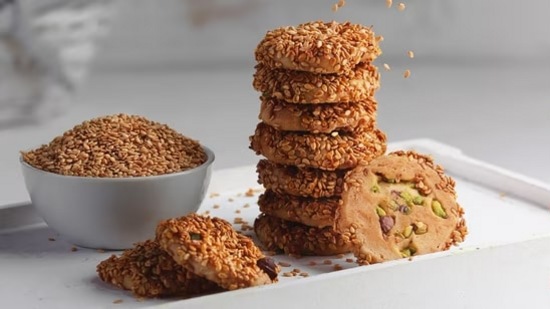 Sesame Seeds Risks: இந்த ஸ்வீட்டை அளவாக எடு.. கொண்டாடு.. எள் விதைகள் நிரம்பிய உணவுப் பொருட்களின் தீமைகள் Sesame Seeds Risks: இந்த ஸ்வீட்டை அளவாக எடு.. கொண்டாடு.. எள் விதைகள் நிரம்பிய உணவுப் பொருட்களின் தீமைகள்