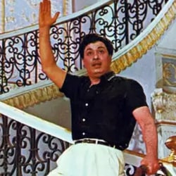 <p>நடிகர், அரசியல் தலைவர், அதிமுக கட்சியை உருவாக்கியவர், முன்னாள் முதலமைச்சர் என பன்முகங்களை கொண்டிருக்கும் எம்ஜிஆர், இந்திய குடிமகனுக்கு அளிக்கப்படும் மிக உயரிய விருதான பாரத ரத்னா விருதை பெற்றவராகவும் இருக்கிறார். எம்ஜிஆரின் பிறந்தநாளில் அவரை பற்றியும், அவரது சினிமா வாழ்க்கை பற்றியும் சில சுவாரஸ்யமான விஷயங்களை பார்க்கலாம்</p>