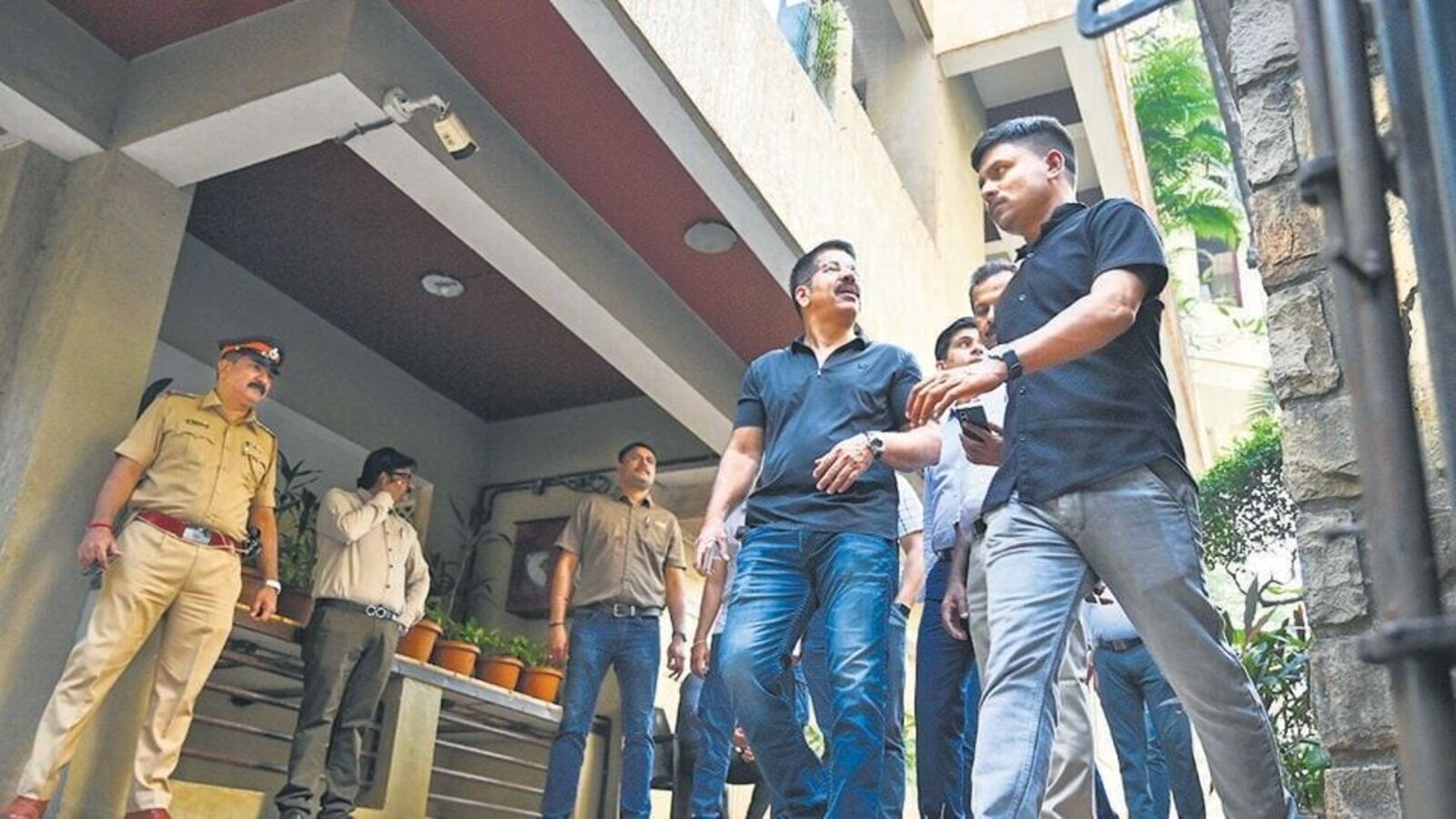 Saif Ali Khan: சைஃப் அலிகானை கத்தியால் குத்திய நபரை தூக்கிய போலீஸ் - வெளியான விடியோ