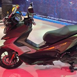 <p>ஹீரோ ஜூம் 160, பாரத் மொபிலிட்டி குளோபல் எக்ஸ்போ 2025இல் அறிமுகப்படுத்தப்பட்டுள்ளது. இது உற்பத்தியாளரின் வரிசையில் முதலிடத்தில் இருக்கும் ஒரு மேக்ஸி-ஸ்கூட்டர் ஆகும். இந்த ஸ்கூட்டர் முதலில் EICMA (சர்வதேச சைக்கிள், மோட்டார் சைக்கிள் மற்றும் துணைக்கருவிகள் கண்காட்சி) 2023இல் அறிமுகமானது</p>