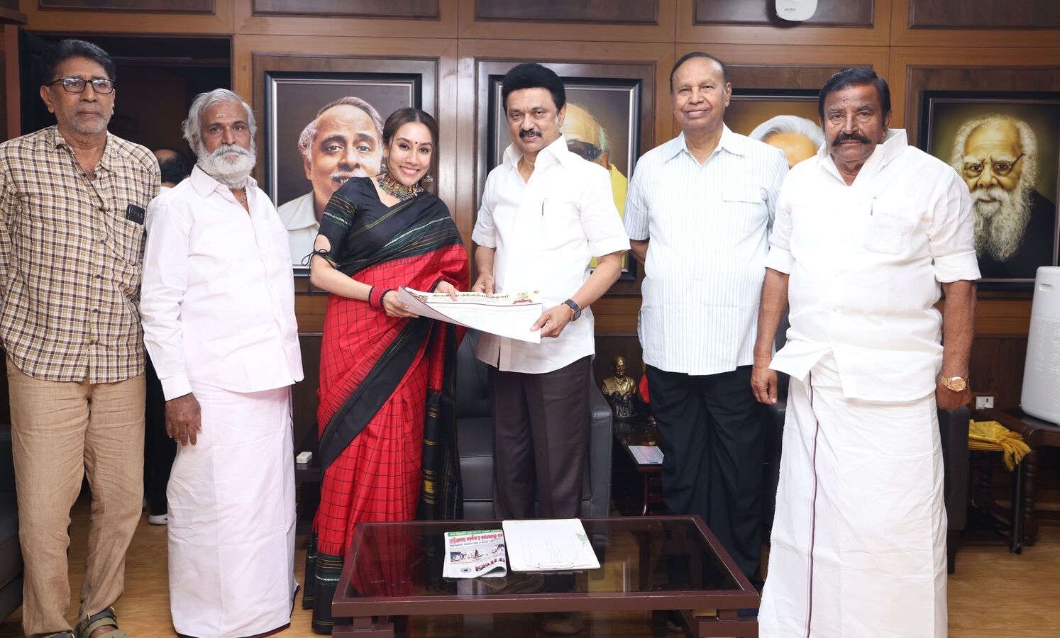 Divya Sathyaraj : திமுக-வில் இணைந்தார் நடிகர் சத்யராஜ் மகள் திவ்யா.. நான் திமுகவில் இணைய இதுதான் காரணம்!