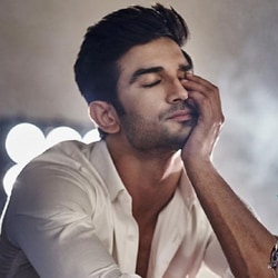 <p>பாலிவுட்டில் நடிக்கத் தொடங்கி சில நாட்களுக்குள்ளே, தன் திறமையால் இந்தியா முழுக்க அறிமுகமானவர் சுஷாந்த் சிங் ராஜ்புத்.&nbsp;</p>