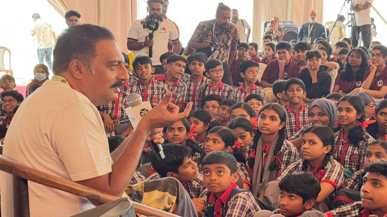 Prakash Raj: 'நம் பிள்ளைகளை நாம் வளர்ப்பதில்லை.. அவர்கள் திணறுகின்றனர்' - முகத்தில் அறைந்த பிரகாஷ் ராஜ்