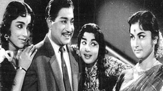 மோட்டர் சுந்தரம் பிள்ளை: 1966இல் எஸ்.எஸ். பாலன் இயக்கத்தில் சிவாஜி கணேசன் நடிப்பில் அவரது ரசிகர்கள் கொண்டாடி தீர்த்த படமாக இது அமைந்துள்ளது. அமெரிக்க படமான தி ரிமார்க்கபிள் மிஸ்டர். பென்னிபேக்கர் என்ற படத்தை தழுவி இந்தியில் சூப்பர் ஹிட்டான கிரகஸ்தி படத்தின் ரீமேக்காக உருவானது. 100 நாள்களுக்கு மேல் சிவாஜி கணேசனுக்கு சூப்பர் ஹிட்டான இந்த படம் அவரது சிறப்பான பெர்பார்மென்ஸுக்கான சான்றாக இருந்து வருகிறது