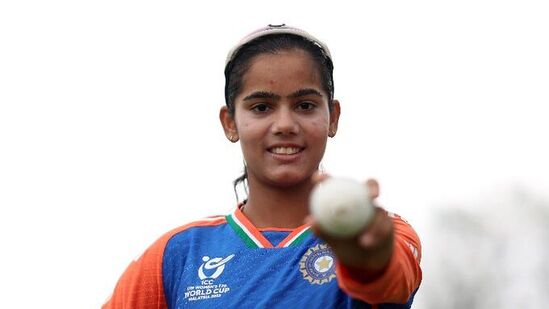 கடந்த போட்டியில் ஹாட்ரிக் விக்கெட் வீழ்த்திய வைஷ்ணவி சர்மா ஆட்டநாயகனாக தேர்வு செய்யப்பட்டார். 3 முக்கிய விக்கெட்டுகளை வீழ்த்தி மீண்டும் ஆட்டநாயகன் ஆனார். கடந்த போட்டியில் ஹாட்ரிக் விக்கெட் வீழ்த்திய வைஷ்ணவி சர்மா ஆட்டநாயகனாக தேர்வு செய்யப்பட்டார். 3 முக்கிய விக்கெட்டுகளை வீழ்த்தி மீண்டும் ஆட்டநாயகன் ஆனார்.