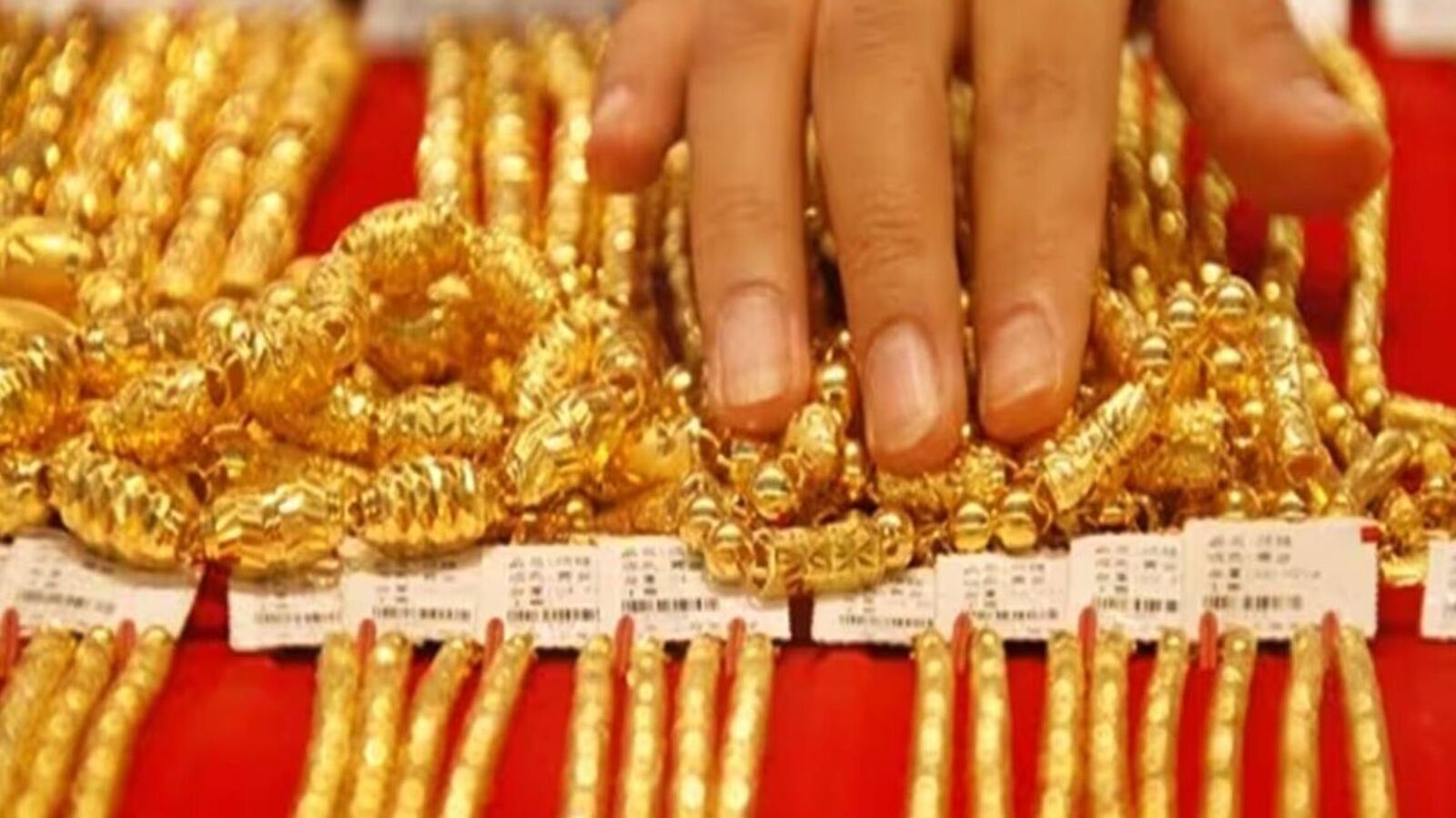 Gold Rate Today: நகைப்பிரியர்களுக்கு பேரிடி.. மீண்டும் மீண்டும் புதிய உச்சத்தில் தங்கம் விலை.. இன்றைய நிலவரம் இதோ!
