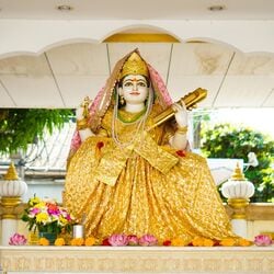 <p>ஓர் ஆண்டில் 4 &nbsp;நவராத்திரிகளை வகுத்துள்ளனர். அவை, சியாமளா நவராத்திரி, வசந்த நவராத்திரி, வாராஹி நவராத்திரி மற்றும் சாரதா நவராத்திரி. இதில் சியாமளா நவராத்திரி என்பது தை மாத வளர்பிறை நாள்களில் கொண்டாடப்படுவது. குறிப்பாக, சியாமளா நவராத்திரியில் வரும் வசந்த பஞ்சமி மிகவும் சிறப்புடையதாகக் கருதப்படுகிறது. அந்தவகையில், (பிப்ரவரி 2) இன்று வசந்த பஞ்சமியாக கொண்டாடப்படுகிறது.&nbsp;</p>