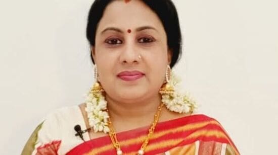 Anitha Kuppusamy: பிரபல பாடகி அனிதா குப்புசாமி கடவுள் பாலாம்பிகா தன்னுடைய வாழ்க்கையில் நிகழ்த்திய அதிசயம் குறித்து பேசி இருக்கிறார்.பிரபல யூடியூப் தளமான பிஹைண்ட்வுட்ஸ் அண்மையில் ‘ஆன்மீக சங்கமம் 2025’ என்ற பெயரில் நிகழ்ச்சி ஒன்றை நடத்தியது. அந்த நிகழ்ச்சியில் பலரும் தங்கள் வாழ்வில், கடவுளின் சித்தத்தால் நடந்த ஆச்சரியமான சம்பவங்களை பகிர்ந்தார்கள். அந்த வரிசையில் அனிதா குப்புசாமியும் பேசினார். Anitha Kuppusamy: பிரபல பாடகி அனிதா குப்புசாமி கடவுள் பாலாம்பிகா தன்னுடைய வாழ்க்கையில் நிகழ்த்திய அதிசயம் குறித்து பேசி இருக்கிறார்.பிரபல யூடியூப் தளமான பிஹைண்ட்வுட்ஸ் அண்மையில் ‘ஆன்மீக சங்கமம் 2025’ என்ற பெயரில் நிகழ்ச்சி ஒன்றை நடத்தியது. அந்த நிகழ்ச்சியில் பலரும் தங்கள் வாழ்வில், கடவுளின் சித்தத்தால் நடந்த ஆச்சரியமான சம்பவங்களை பகிர்ந்தார்கள். அந்த வரிசையில் அனிதா குப்புசாமியும் பேசினார். 