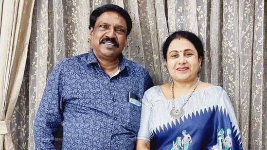 பெண் குழந்தை பிறந்ததுபல வருட முயற்சியின் பலனாக வெள்ளிக்கிழமை எனக்கு பெண் குழந்தை பிறந்தது. அது ஆடி மாசம்; நாங்கள் அடுத்தடுத்த இசை நிகழ்ச்சிகளில் பரபரவென ஓடிக் கொண்டிருந்தோம். இதனால் எங்களை குழந்தையை சரிவர பார்த்துக் கொள்ள முடியாது என்பது தெரிந்து விட்டது.இந்த நிலையில், குழந்தையை பார்த்துக்கொள்வதற்காக, ஒரு பெண்ணை நாங்கள் நியமித்திருந்தோம். அந்தப் பெண்ணிடம், குழந்தைக்கு எந்தெந்த நேரத்தில் எந்தெந்த உணவு கொடுக்க வேண்டும். பெண் குழந்தை பிறந்ததுபல வருட முயற்சியின் பலனாக வெள்ளிக்கிழமை எனக்கு பெண் குழந்தை பிறந்தது. அது ஆடி மாசம்; நாங்கள் அடுத்தடுத்த இசை நிகழ்ச்சிகளில் பரபரவென ஓடிக் கொண்டிருந்தோம். இதனால் எங்களை குழந்தையை சரிவர பார்த்துக் கொள்ள முடியாது என்பது தெரிந்து விட்டது.இந்த நிலையில், குழந்தையை பார்த்துக்கொள்வதற்காக, ஒரு பெண்ணை நாங்கள் நியமித்திருந்தோம். அந்தப் பெண்ணிடம், குழந்தைக்கு எந்தெந்த நேரத்தில் எந்தெந்த உணவு கொடுக்க வேண்டும். 